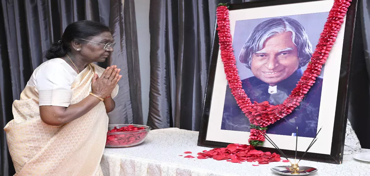এ পি জে আব্দুল কালামৰ জন্ম বাৰ্ষিকীত ফুলৰ শ্ৰদ্ধাঞ্জলি জনাই ৰাষ্ট্ৰপতি দ্ৰৌপদী মুৰ্মুয়ে