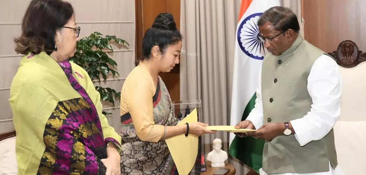 ৰাজ্যপালক স্মাৰকপত্ৰ প্ৰদান পত্নী গৰিমা আৰু পৰিয়ালৰ