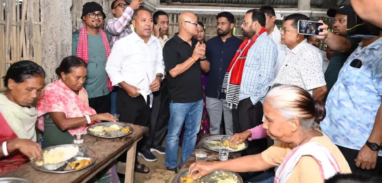 জলসম্পদ মন্ত্ৰী সুশান্ত বৰগোহাঁই, ৰাজহ তথা দুৰ্যোগ ব্যৱস্থাপনা মন্ত্ৰী কেশৱ মহন্ত আৰু অন্যান্য বিধায়কসকলে ধেমাজিত এটা সাহায্য শিবিৰ পৰিদৰ্শন কৰে
