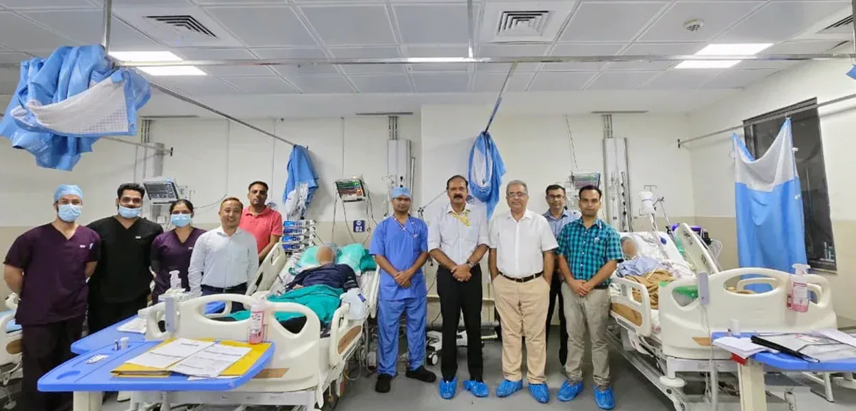 অস্ত্ৰোপচাৰ কৰা ৰোগীৰ সৈতে চিকিৎসকৰ দল